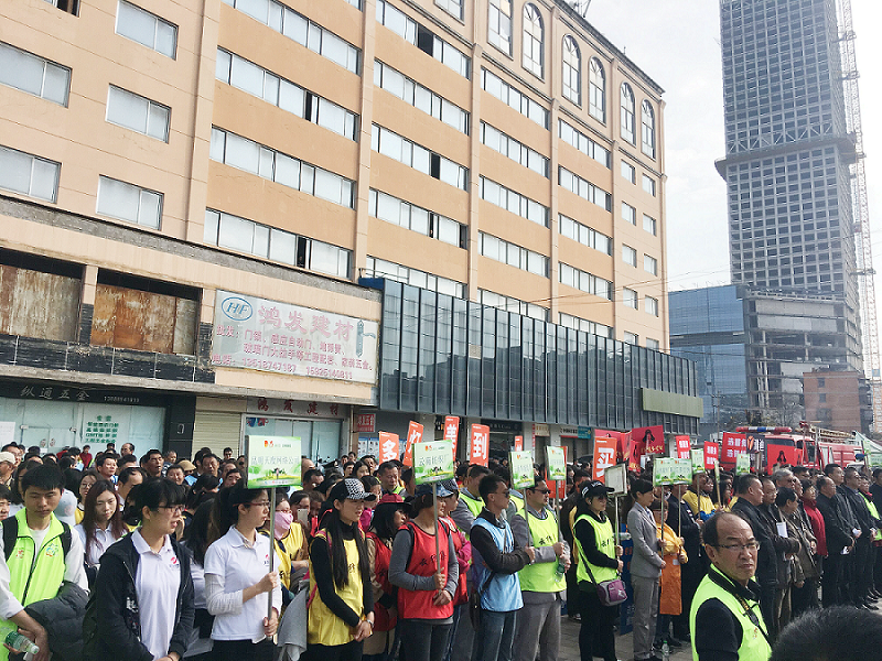 2017年3月5日，是我国第54个学雷锋纪念日。3月份的春天万物复苏，百花齐放。阳光透过淡薄的云层照耀着大地，它的万道金光愉快地普照着万物。春风拂面,是那么清柔,那么亲切,就像是雷锋的精神一直温暖着、鼓舞着我们!